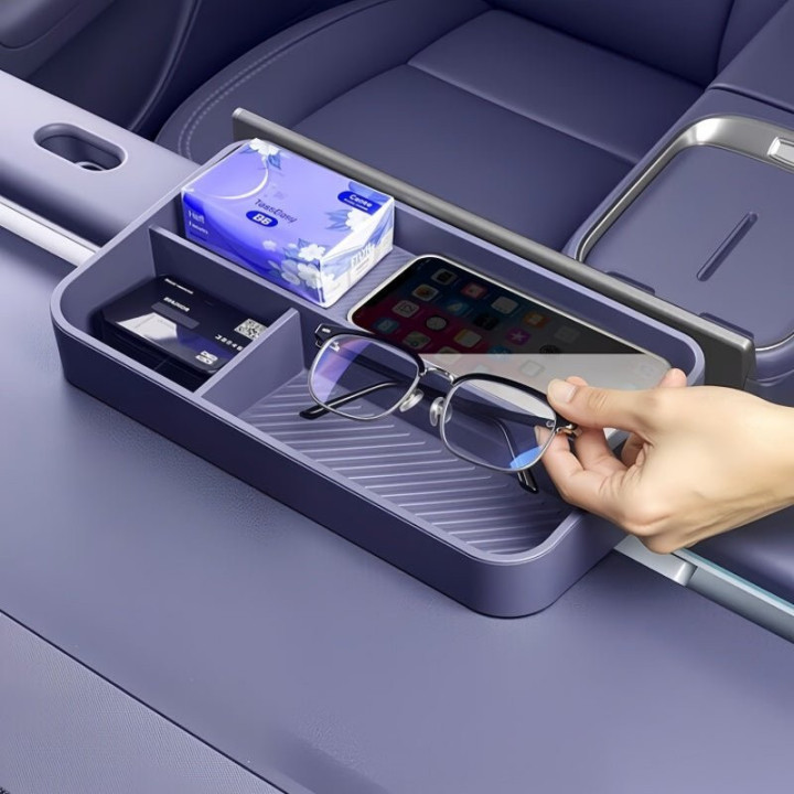 Tissue Box Behind Center Control Screen for Leapmotor B10
