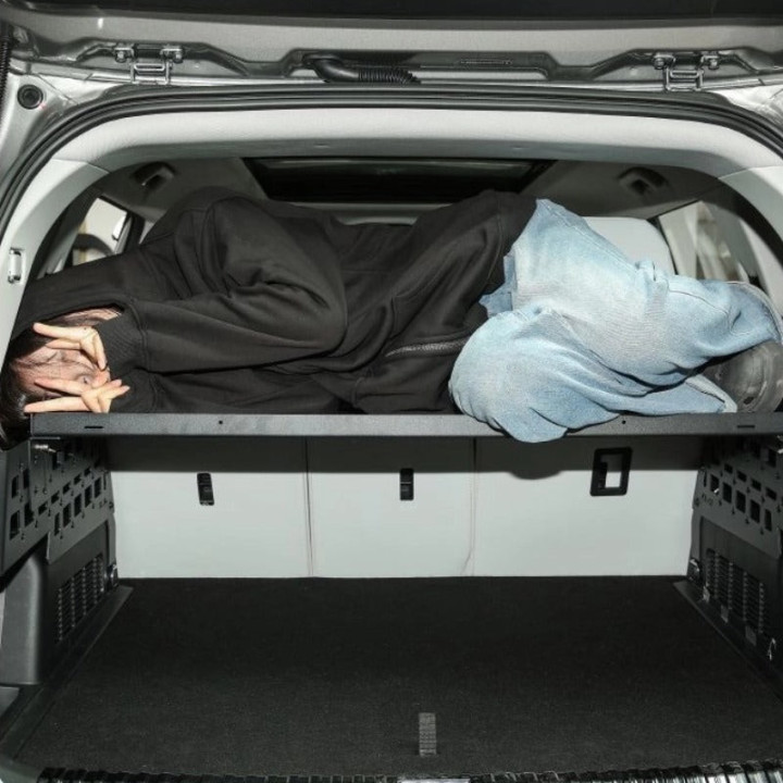 Sklopná police kufru jako stolek pro Jetour T1