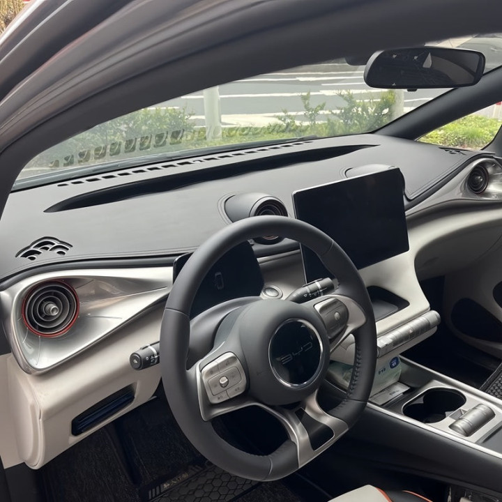 Sluneční rohož na palubní desku pro BYD Dolphin