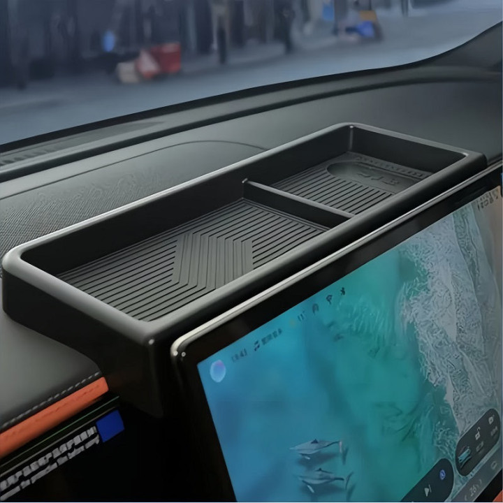 Úložná přihrádka za displej pro BYD Sealion 7