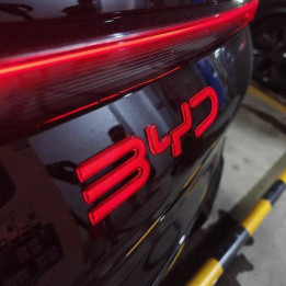 Podsvícený zadní emblém pro BYD Sealion 7