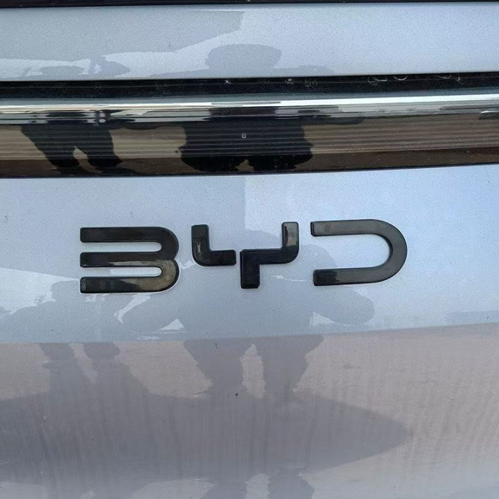 Podsvícený zadní emblém pro BYD Sealion 7 – foto 3