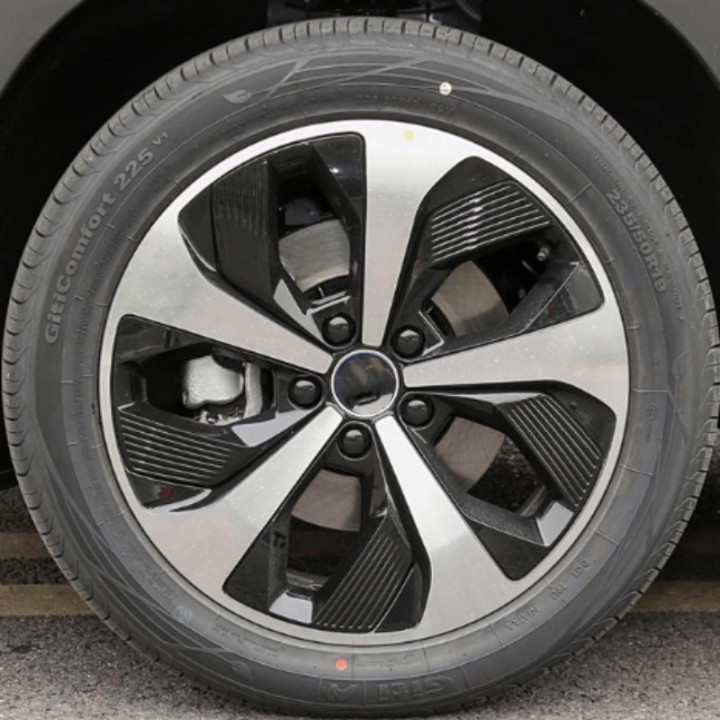 Originální 19palcové kolo s pneumatikou pro BYD Seal U