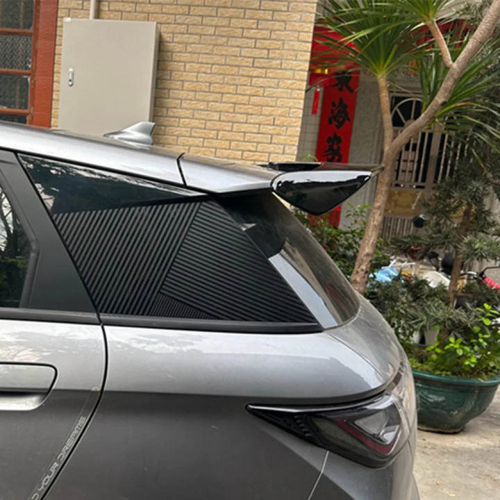 Zadní spoiler lesklý černý pro BYD Dolphin – foto 3