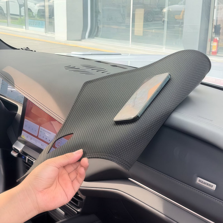 Sluneční podložka na palubní desku pro Xpeng G6 – foto 3